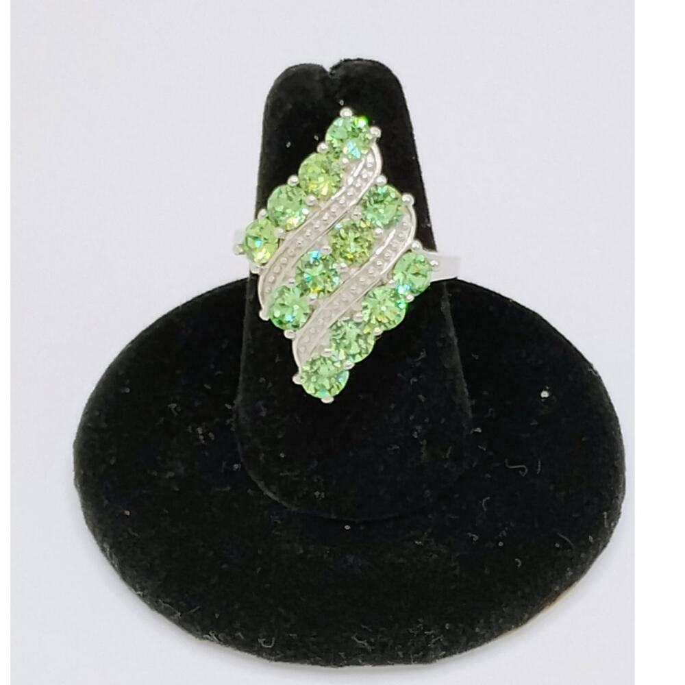 Karis STS Peridot Crystal Ring Size 7 Illusion Setting